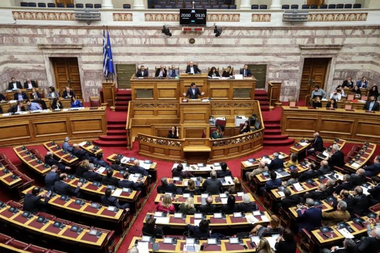 Ασφαλιστικές εισφορές: Υπερψηφίστηκε το νομοσχέδιο για τις μειώσεις
